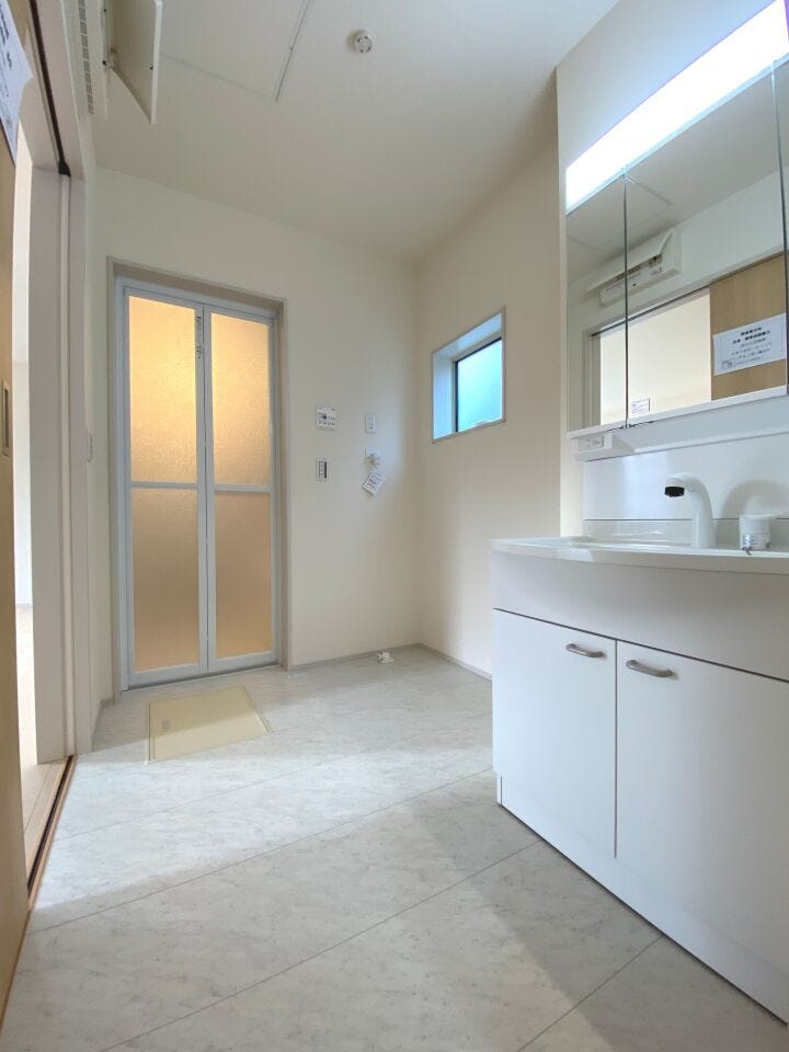 シャワー機能付き・三面鏡の洗面化粧台。衣類の手洗いや洗髪にも活躍します!