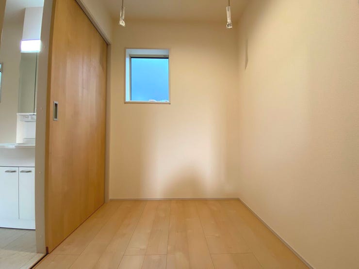 洗面室横のユーティリティスペース。天井吊り下げ付きで室内の洗濯物干しも可能です♪