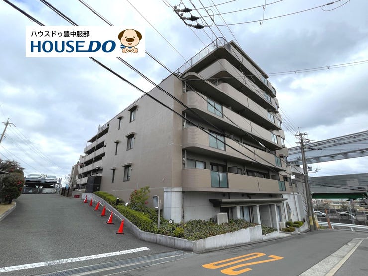 【外観】
大阪モノレール「柴原阪大前駅」まで徒歩1分と通勤・通学に大変便利な立地です。教育施設、買物施設も徒歩10分ほどの圏内に揃っています。