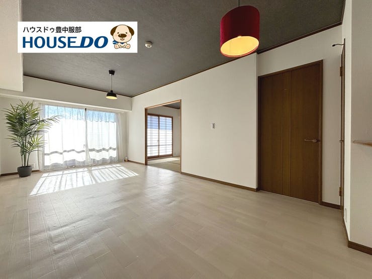 優しい日差しが差し込む約16.4帖の広々としたリビング♪和室ともひと続きになり、さらに広く空間をお使いいただけます。