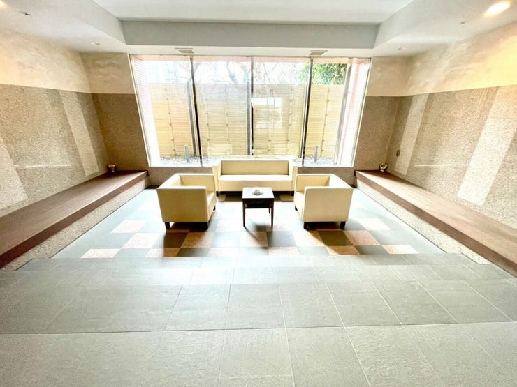 共用部にはソファーが設置されており、上質で落ち着いた空間となっています。