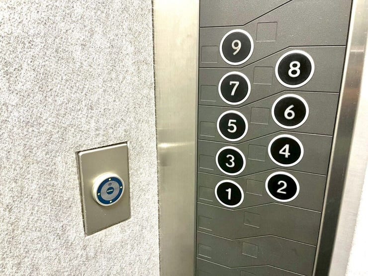 居住フロアのみ停止するエレベーターを採用し、安心してお住まいいただけます。