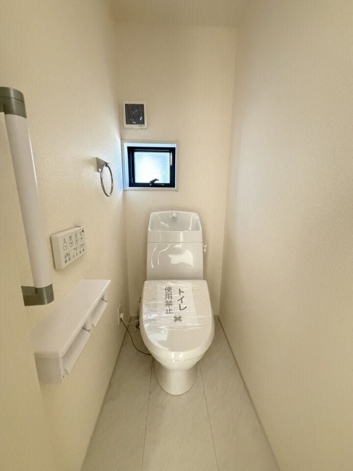 しっかりと温水洗浄便座が備え付いております♪