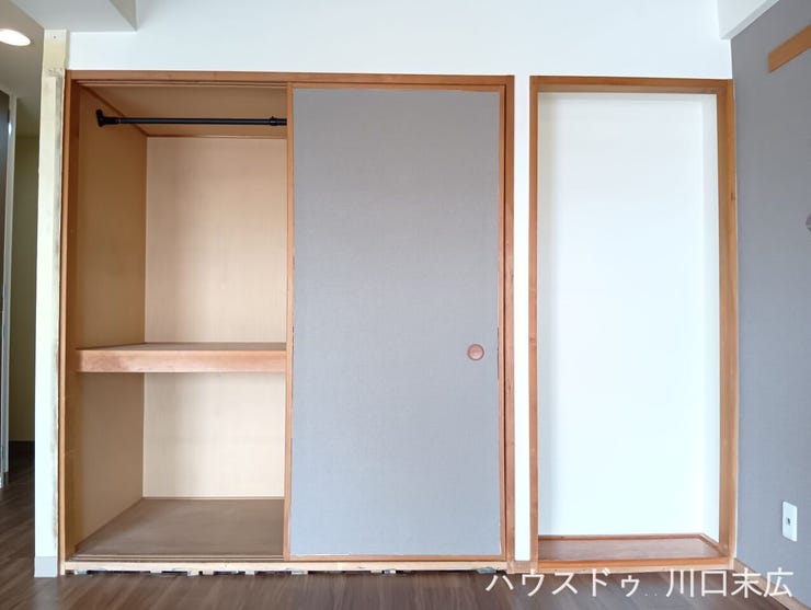 ハンガーパイプや棚板を備えた大容量のクローゼット。衣類や生活用品を機能的に収納し、居住空間を有効活用できます。