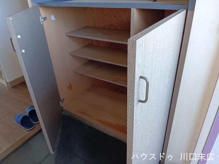 可動棚を備えたシューズボックス。お手持ちの靴の高さに合わせて調整でき、玄関周りを常に美しく整頓できます。