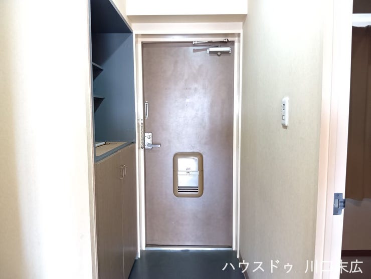 重厚感のある玄関ドアが住まいの顔として機能します。毎日の出発と帰宅を優雅に迎え入れてくれる落ち着いた空間です。