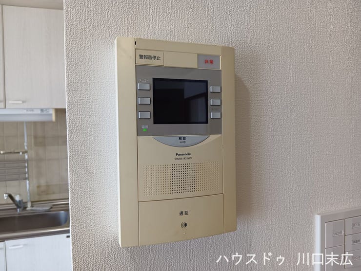 来客者を映像で確認できるモニター付きインターホン。現代の暮らしに欠かせない安心感を提供し、日々の生活を守ります。