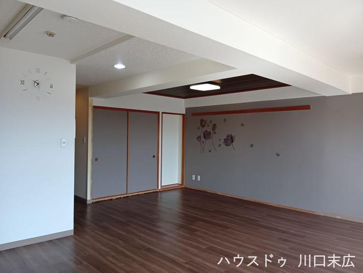 落ち着いた色合いのアクセントクロスが印象的なリビング。お好みの家具を配置して、リラックスできる家族の団らん空間を演出できます。
