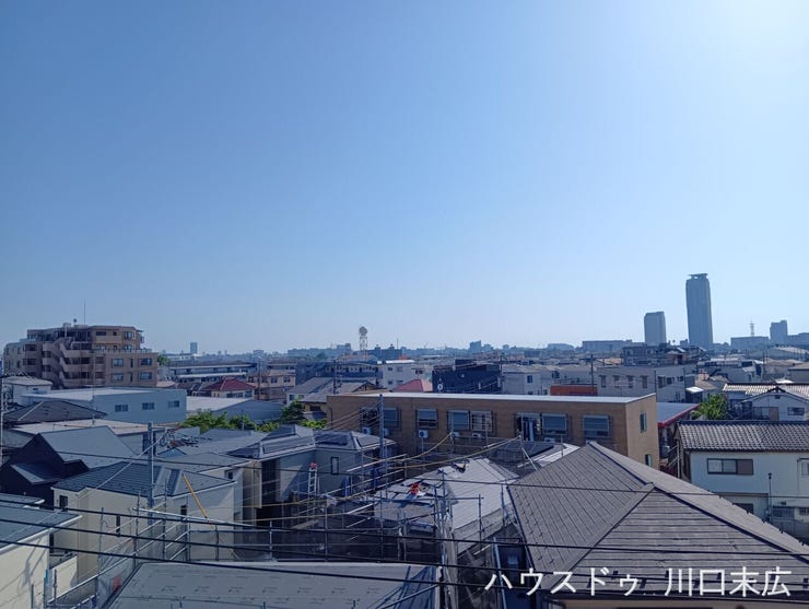 視界を遮るものが少なく、開放感のある景色が広がります。都市の風景を楽しみながら、穏やかな日常を過ごせます。