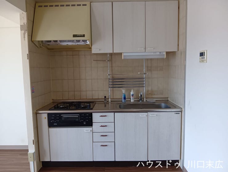 お手入れのしやすいシステムキッチンを採用。上下に豊富な収納を備え、調理器具や食器をすっきりと整理できます。