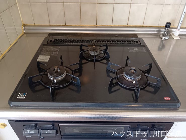 三口ガスコンロを備え、複数のお料理を同時に進行できます。本格的な調理も軽やかに楽しめる機能的な設備です。