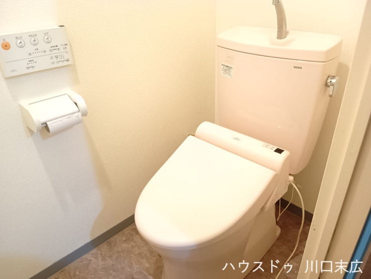 温水洗浄便座を完備した清潔感あふれるトイレスペース。毎日使う場所だからこそ、快適な機能性にこだわりました。