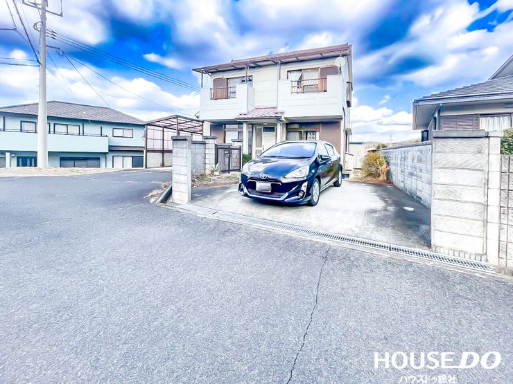 周辺住宅との間隔も広く、高低差があることで、視線も騒音も気になりにくくプライバシーのある暮らしが実現♪