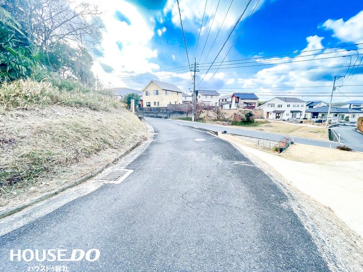 周辺は自然も残り安らげる静かな環境です♪少し高台にあるので、防犯面・災害リスクも低く長く安心して暮らして頂けます♪