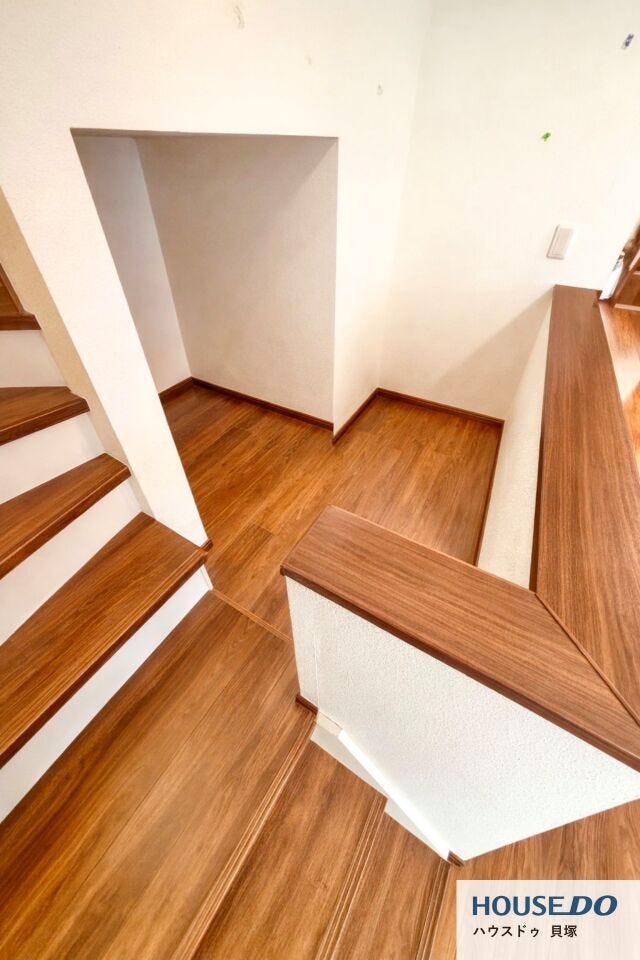 リビング階段があり横には収納スペースあり◎
※写真はCG加工により家具や荷物を削除しています。