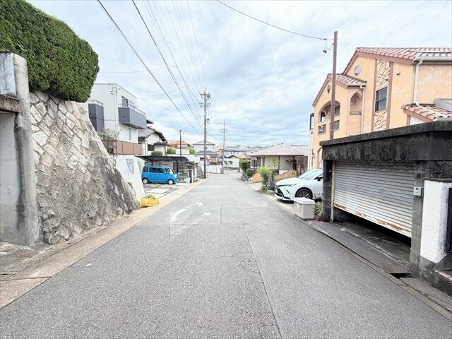 幅員約6.6mの前面道路です。道路幅が広いので、向かいの住宅とも距離があるため日当たりも確保しやすいです。