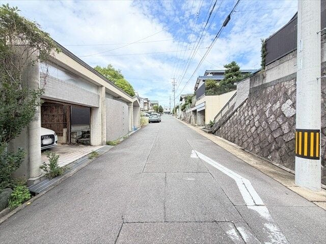 幅員約6.6mの前面道路です。車がすれ違うのに十分な道幅です。車が2台と通行人も通れる幅となっています。