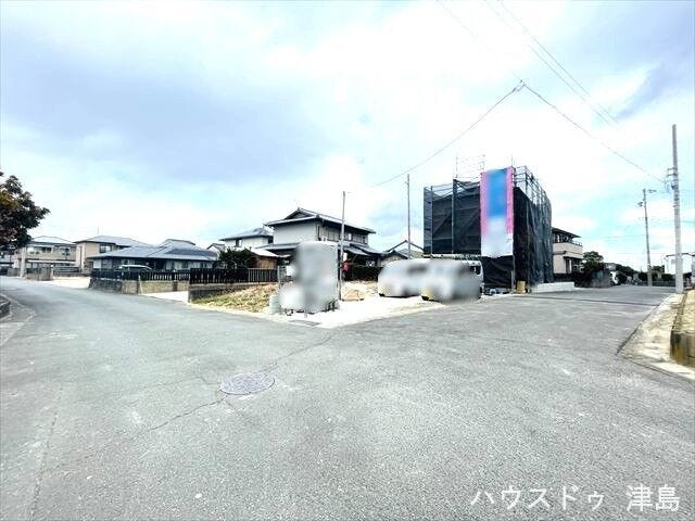 南側公道幅約6.0m。西側公道幅約6.0m。交通量が少なく安心して角地のため駐車しやすいです。駐車3台可能のため、将来にわたって安心なカースペースです。