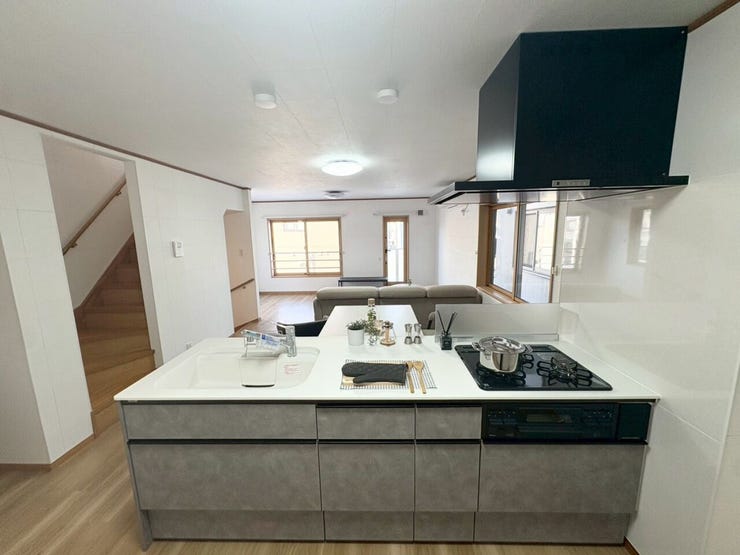 料理をしながらでも家族との会話を楽しめる対面キッチン♪