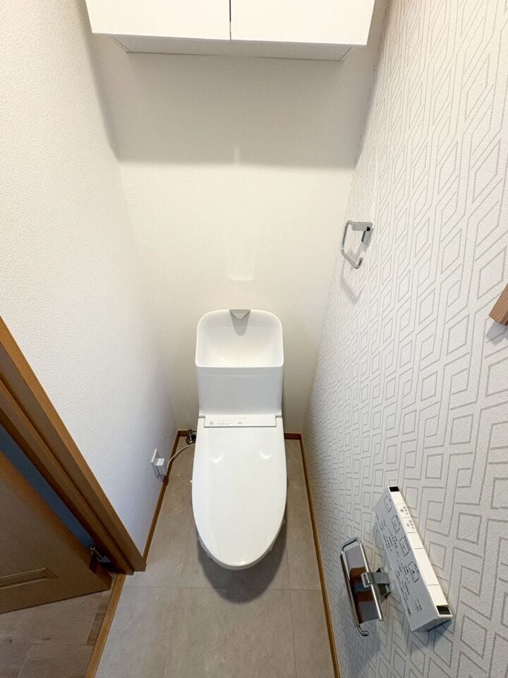 トイレはもちろん温水洗浄便座♪