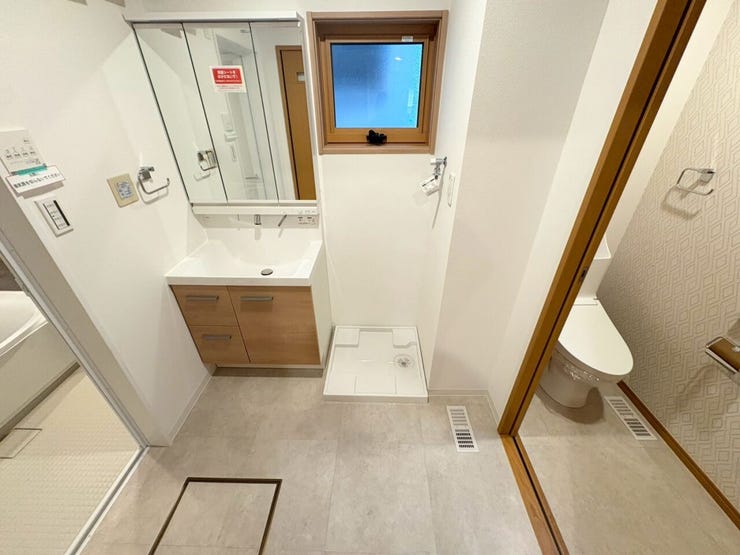 洗面所は大容量の三面鏡タイプ♪