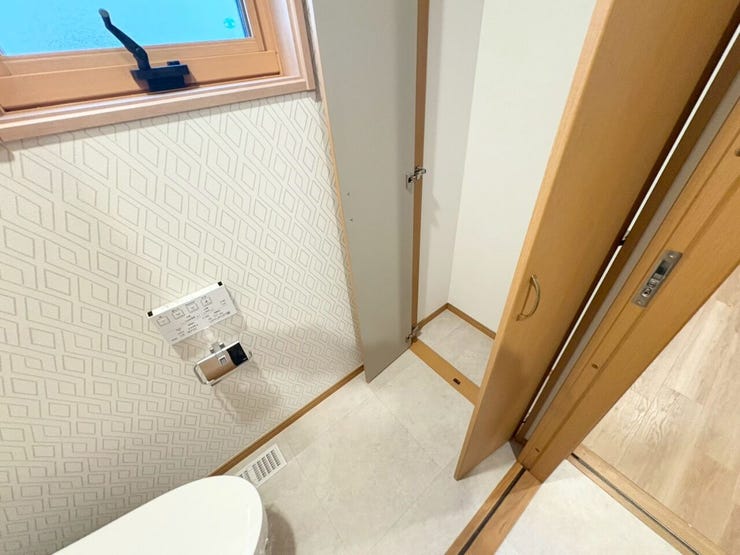 掃除用具やトイレットペーパーが置ける便利な収納付き♪