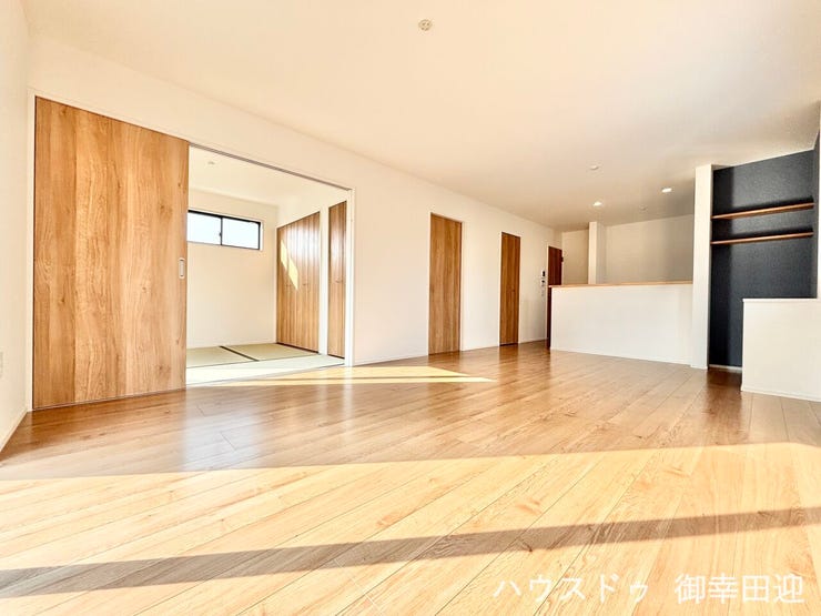 ■安らぎと笑顔の中心地■陽光が優しく降り注ぎ、会話が自然と弾む。ここでは、毎日が特別な時間へと変わります。