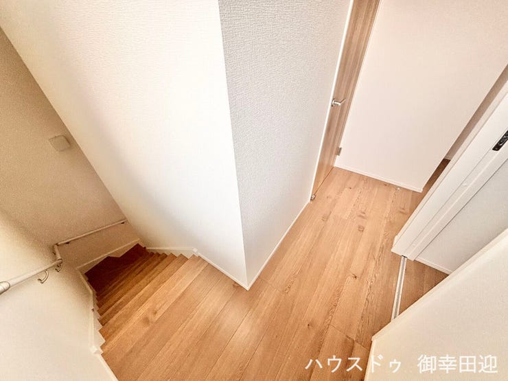 ■暮らしを繋ぐ、明るい動線■採光窓から光が差し込み、足元を優しく照らす。安全で快適な、家族の生活を支える縦の繋がりです。