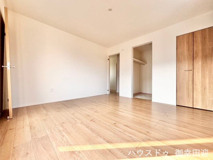 ■2階8.0帖洋室■寝室、書斎、趣味の部屋。家族の成長やライフスタイルに合わせ、様々な使い方ができる快適な空間です。