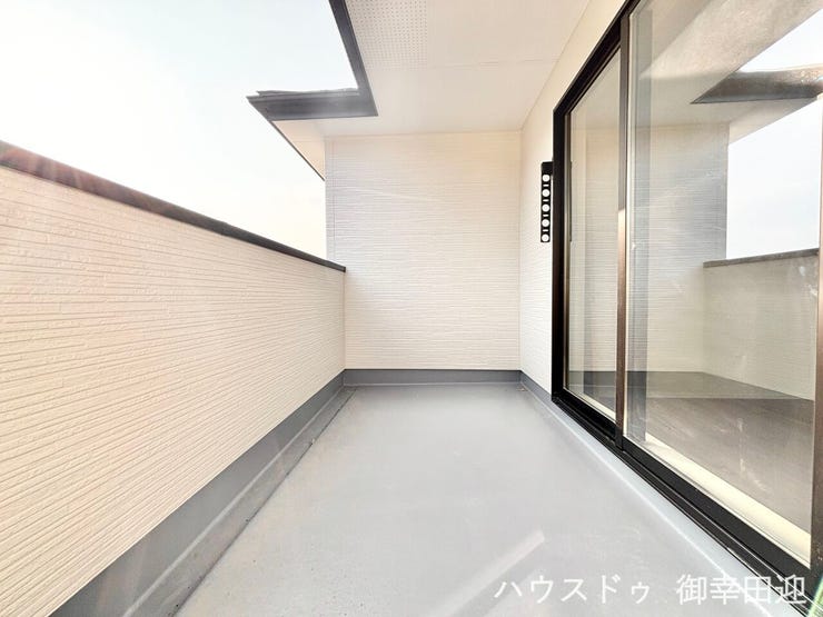 ■空の下の開放的な特等席■日光浴や読書、外の空気を感じながらリフレッシュ。暮らしを豊かにする、もう一つの心地よい空間です。