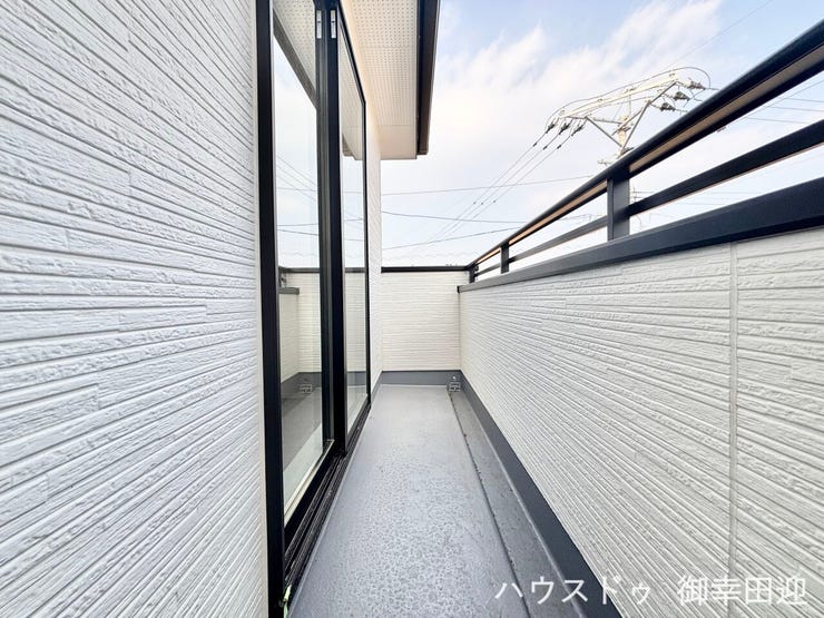 ■空の下の開放的な特等席■日光浴や読書、外の空気を感じながらリフレッシュ。暮らしを豊かにする、もう一つの心地よい空間です。