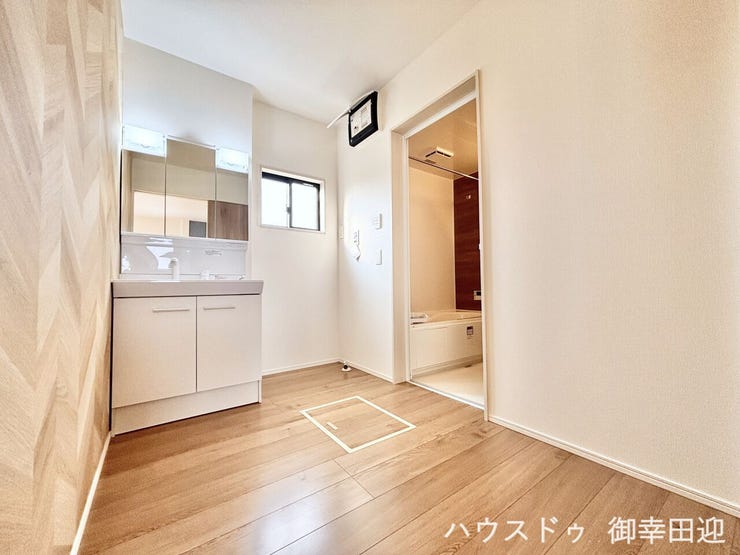 ■清々しいリフレッシュ空間■自分を磨き、気持ちを切り替える。心地よい光が差し込むプライベートスペース。