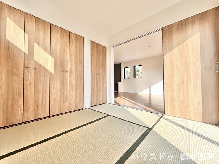 ■1階4.5帖和室■ゲストをもてなし、昼寝や家事にも使える、畳のぬくもりが心地よい多目的万能スペース。