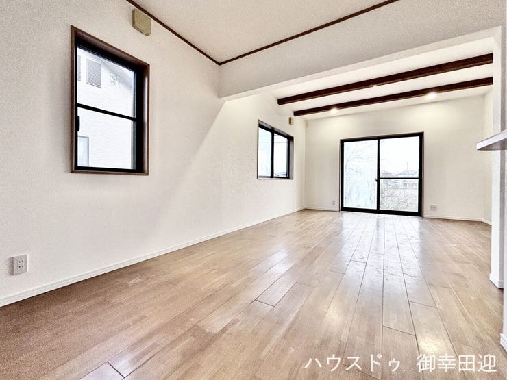 ■安らぎと笑顔の中心地■陽光が優しく降り注ぎ、会話が自然と弾む。ここでは、毎日が特別な時間へと変わります。