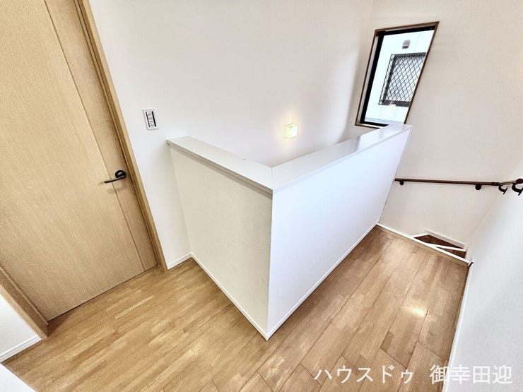 ■暮らしを繋ぐ、明るい動線■採光窓から光が差し込み、足元を優しく照らす。安全で快適な、家族の生活を支える縦の繋がりです。