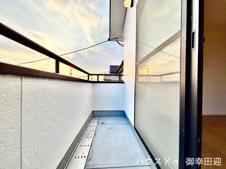 ■空の下の開放的な特等席■日光浴や読書、外の空気を感じながらリフレッシュ。暮らしを豊かにする、もう一つの心地よい空間です。