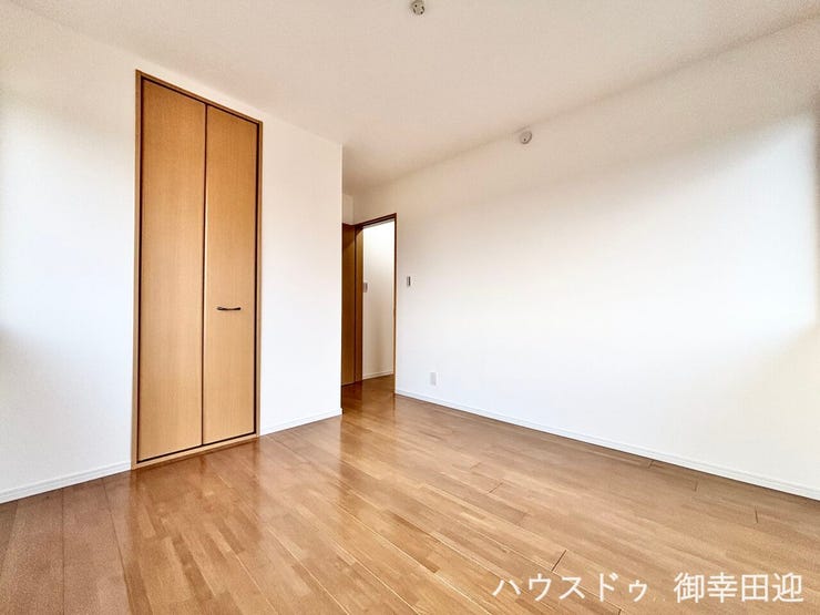 ■2階5帖洋室■寝室、書斎、趣味の部屋。家族の成長やライフスタイルに合わせ、様々な使い方ができる快適な空間です。