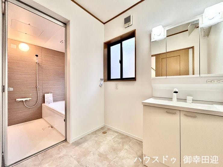 ■清々しいリフレッシュ空間■自分を磨き、気持ちを切り替える。心地よい光が差し込むプライベートスペース。