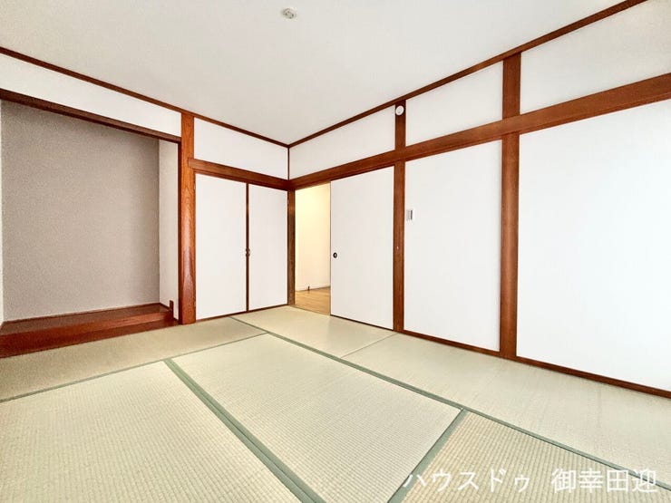 ■1階6帖和室■ゲストをもてなし、昼寝や家事にも使える、畳のぬくもりが心地よい多目的万能スペース。