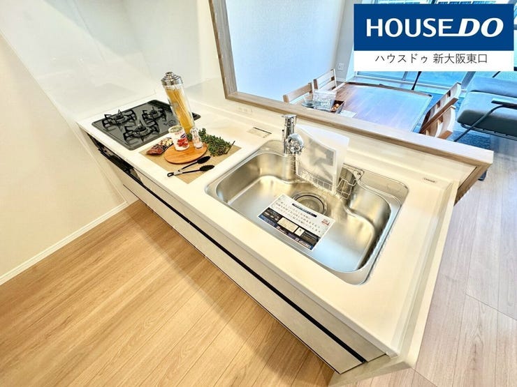 大きなファミリークローゼットを備えた間取りとなります。
ご家族のお荷物はすべてこちらに入れて、室内は広く使いましょう