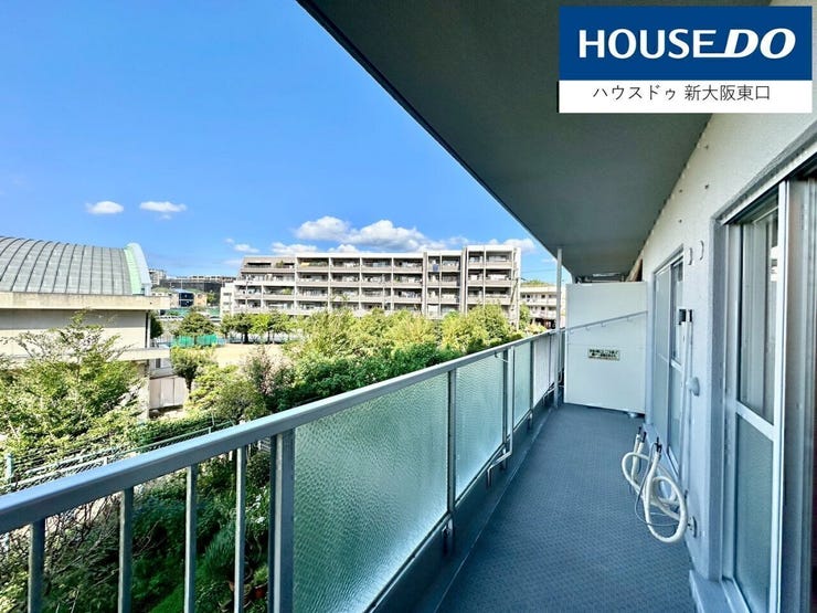 バルコニーの壁面はコンクリではないので、お部屋の中までしっかり陽が入ります。