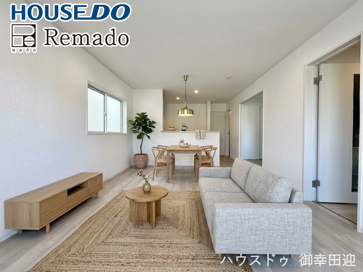 【リビング】
■家族の笑顔が集う中心地■お気に入りの家具を迎え、窓からは心地の良い光が差し込みます。※CGで家具を配置しています。