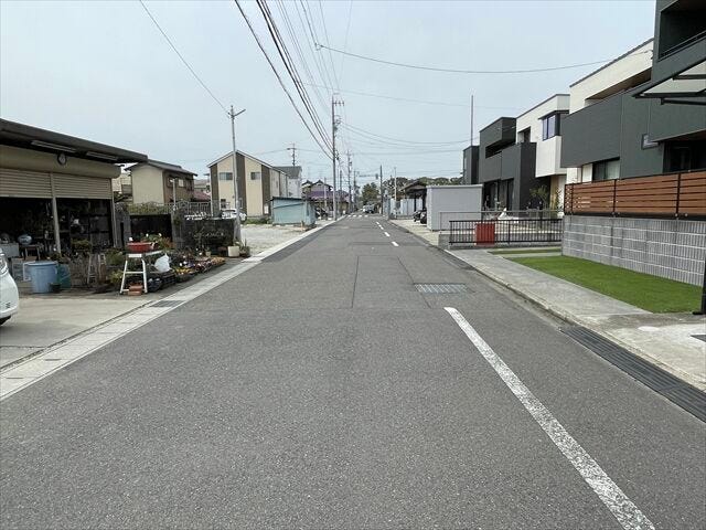 ≪南側西向き 幅約5.9m≫道路幅にゆとりがあるので、車種を選びません。大きめの車を乗りたい方にもオススメです。