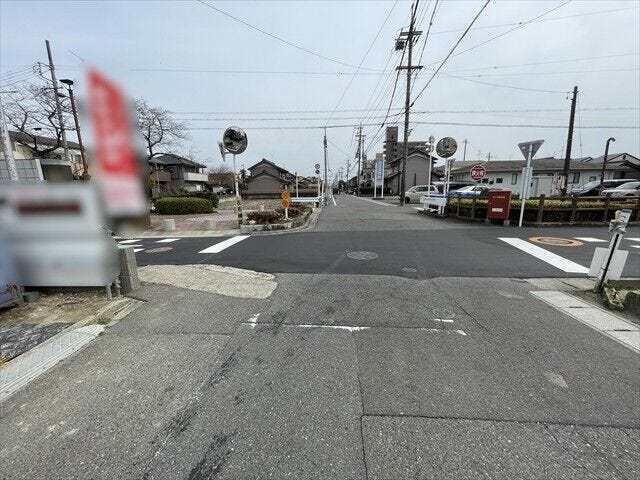 ≪南側東向き 幅約5.9m≫道路幅が広いので、向かいの住宅とも距離があるため日当たりも確保しやすいです。