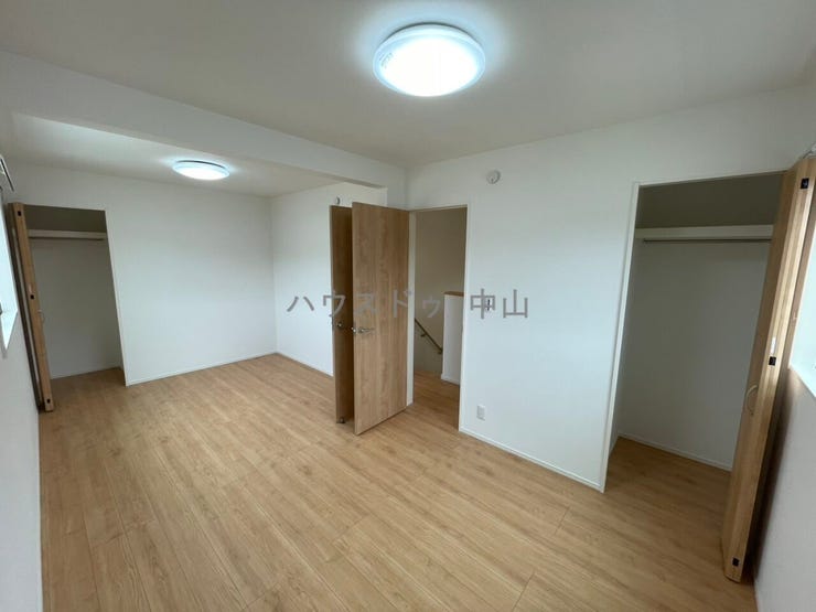 2部屋に仕切れる洋室