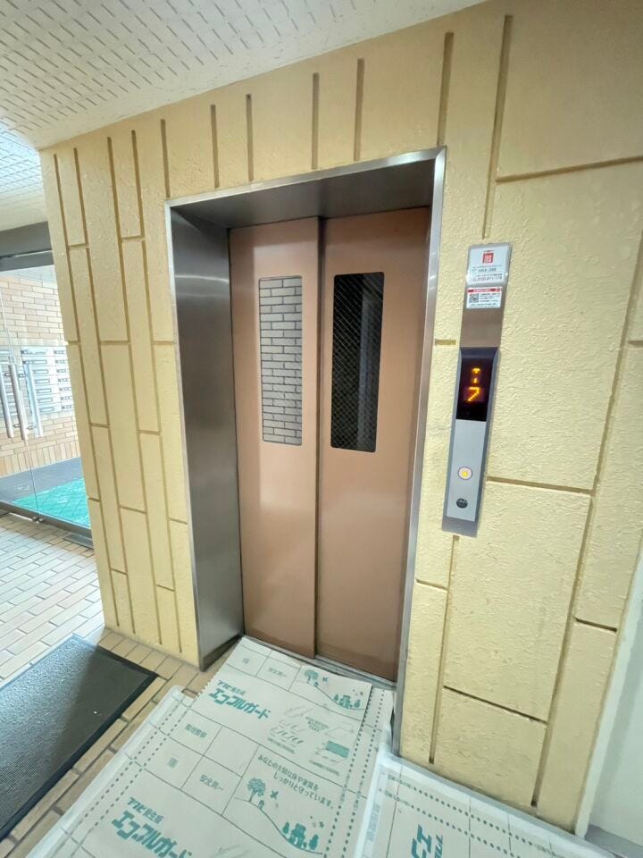 《エレベーター》