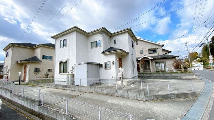 隣家との間隔が広い住宅地なので、お子様が小さいご家族やペットを飼われる方も安心です。