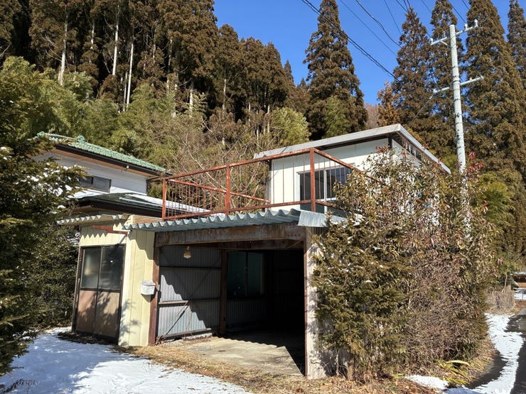 左側が本宅、右側が離れになります