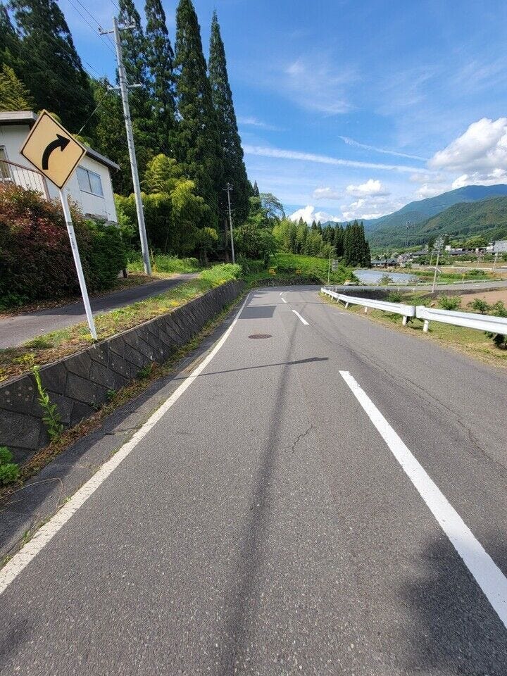 前面道路(南から北)