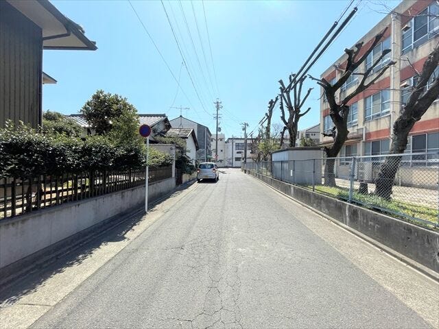 幅員約5.8mの前面道路です。2台の車がすれ違うことが出来る道幅です。車の出し入れもゆったりとする事が出来ます。